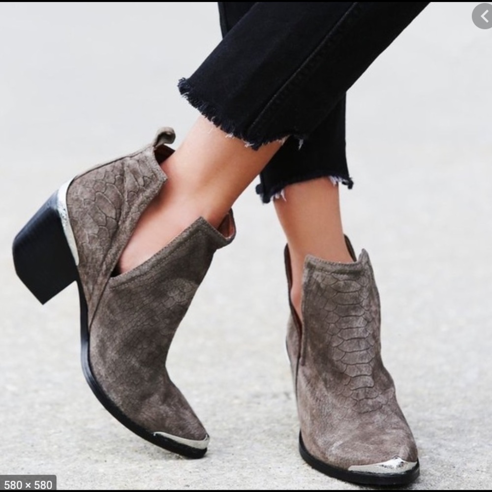 NWT hunt the plain booties